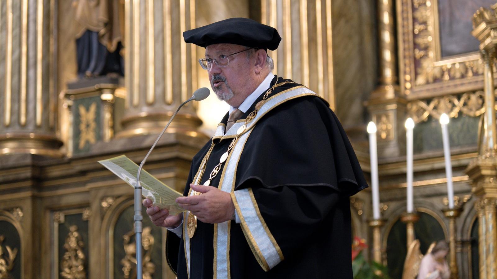 Dekan fakulty počas príhovoru na slávnostných promóciách