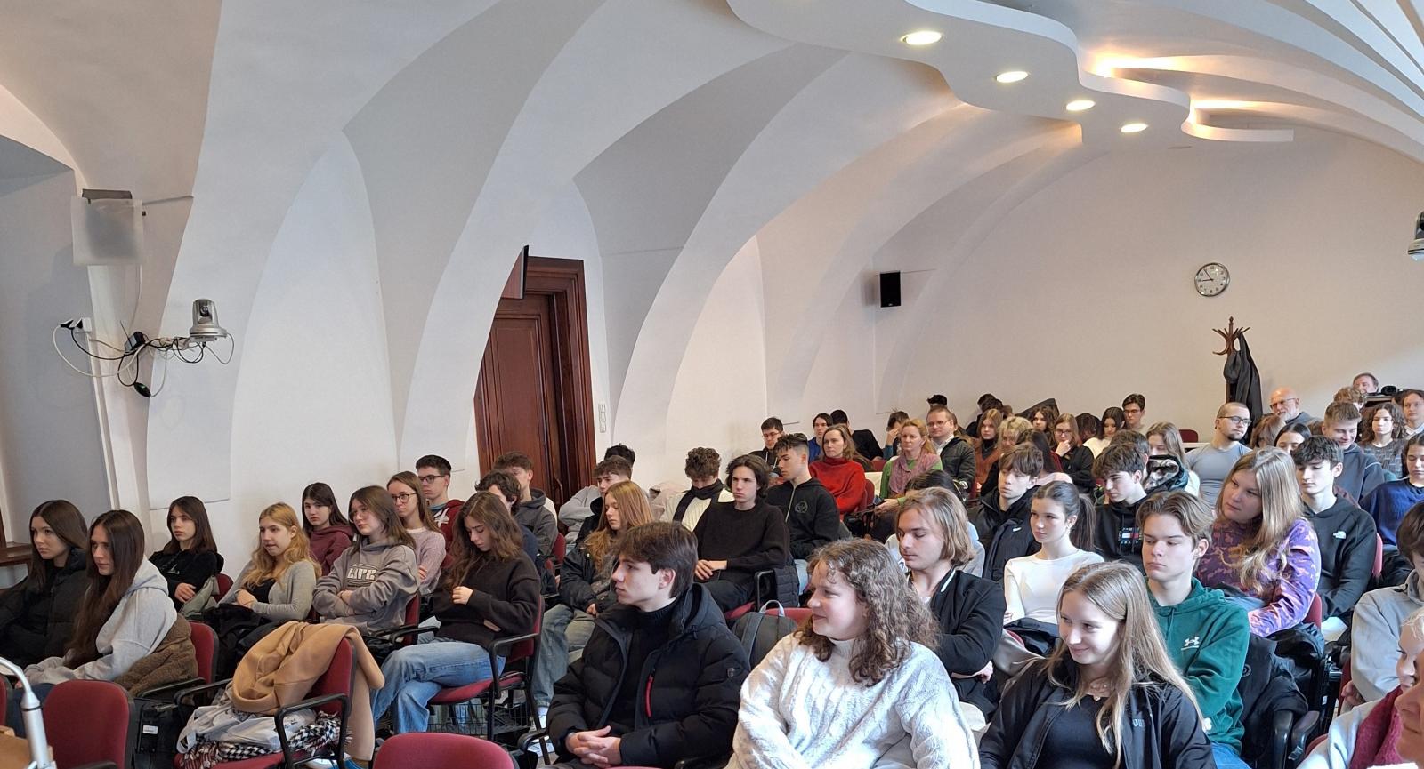 Žiaci a gymnazisti počas návštevy Teologickej fakulty