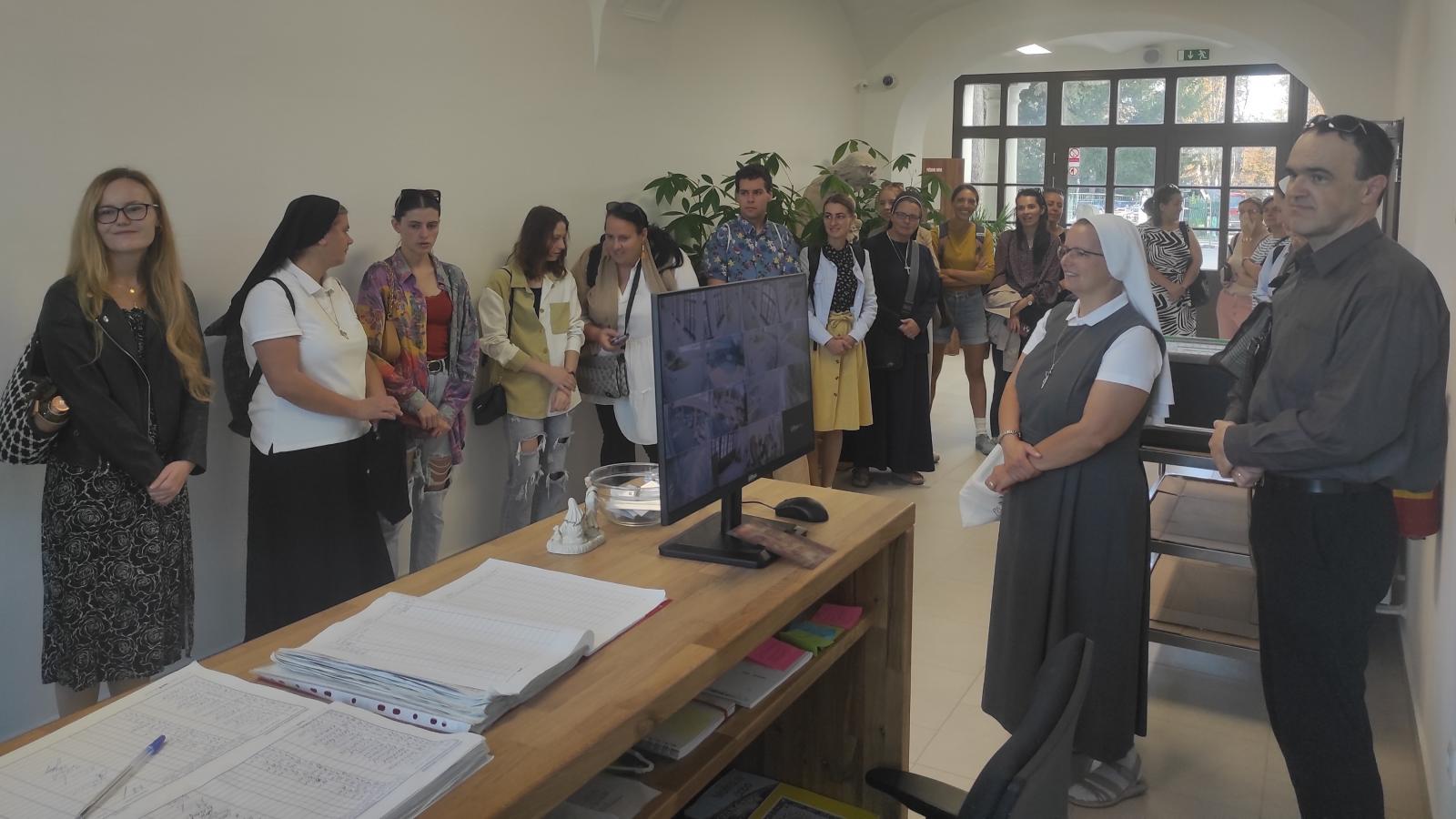 Študenti programu Counseling počas exkurzie v zariadení Viventi