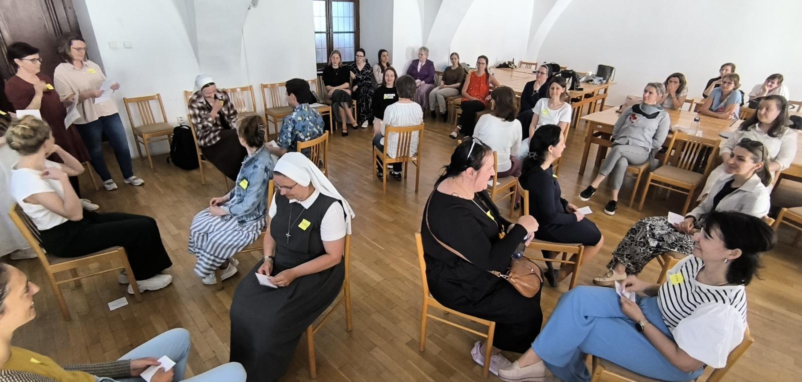 Účastníčky kurzu Vedenie spoločenstiev počas skupinovej práce