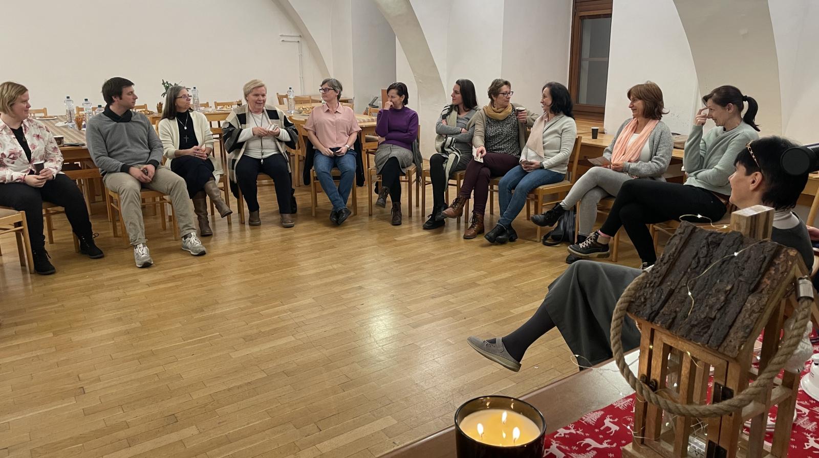 Absolventi programu Counseling počas spoločného rozhovoru