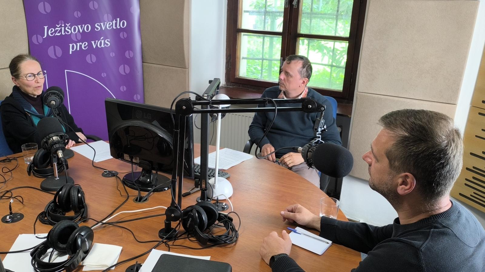 Rozhovor o zmierovaní v štúdiu Rádia Lumen