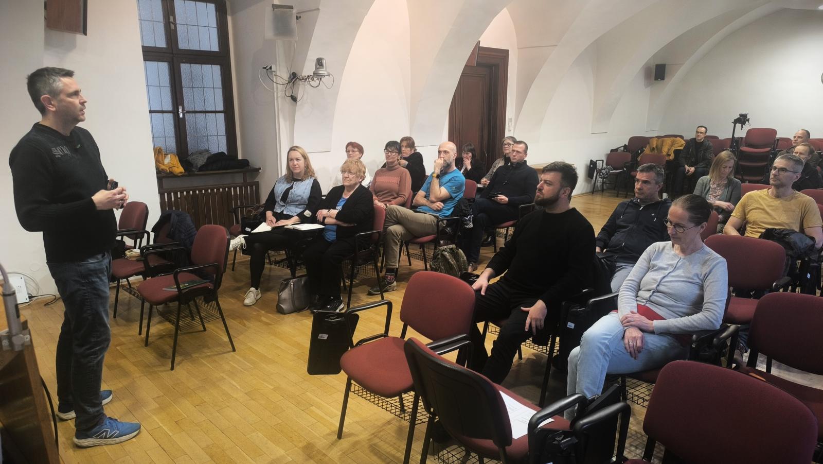 Peter Šebo prednáša o umelej inteligencii účastníkom na fakulte