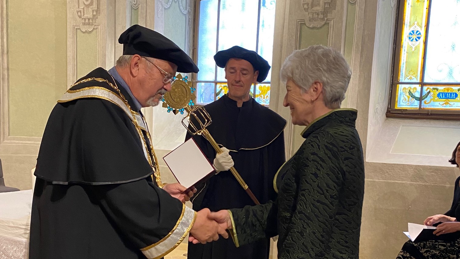 Odovzdávanie diplomu absolventke Univerzity tretieho veku