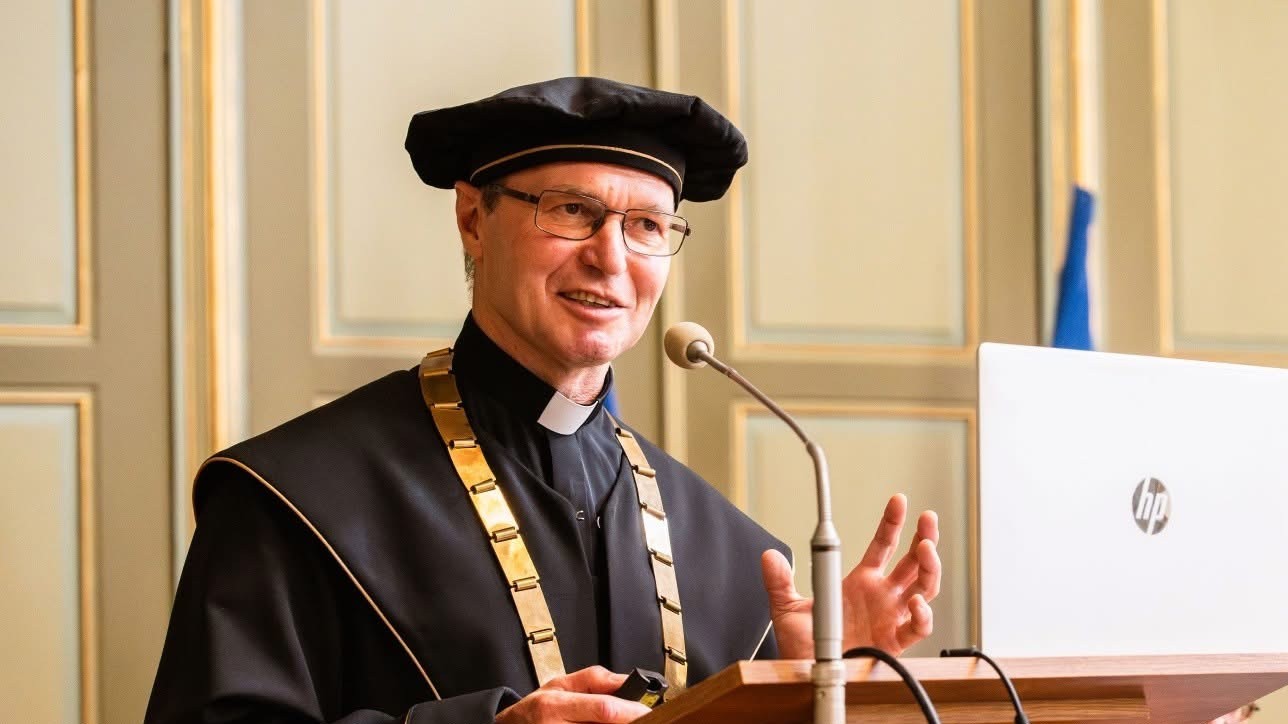 Prof. Peter Dubovský SJ pri udelení čestného titulu Doctor honoris causa