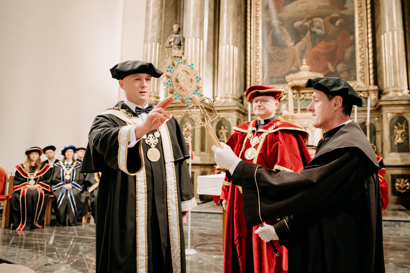 Slávnostné odovzdanie insígnií pri inaugurácii dekana fakulty