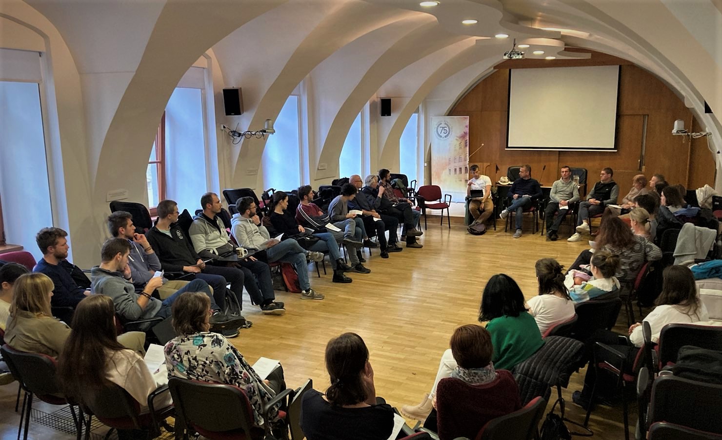 Účastníci fakultnej diskusie v dialógu s LGBTI+ osobami