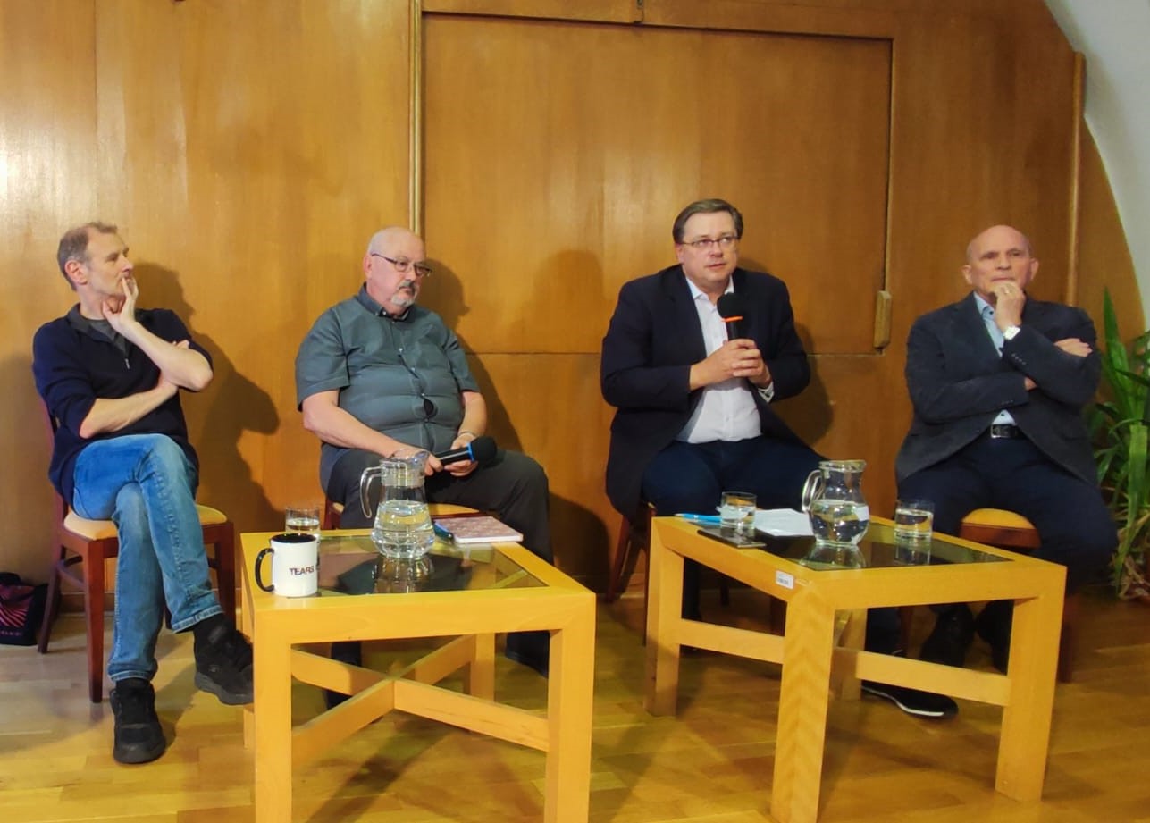 Diskutujúci na podujatí A stretol konzervatívec liberála