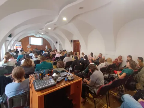 Pohľad do auly počas medzinárodnej konferencie o counselingu