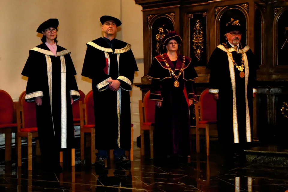 Vedenie univerzity počas promócií Univerzity tretieho veku