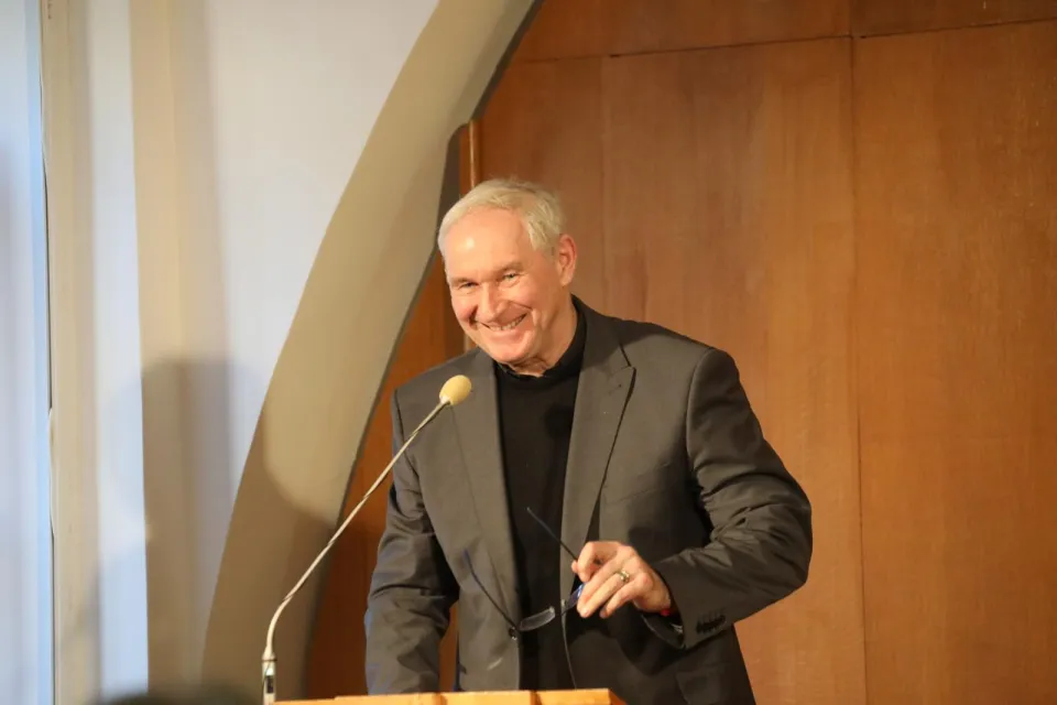 Arcibiskup Róbert Bezák počas prednášky o hodnotách a zmysle