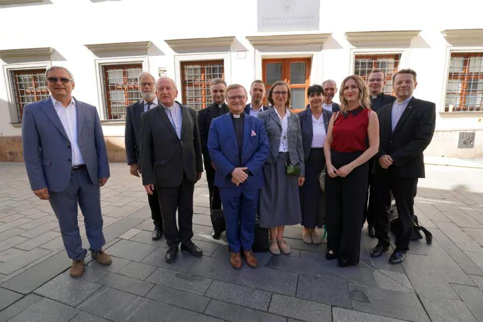 Účastníci podujatia Teológia Tu a Teraz pred budovou fakulty