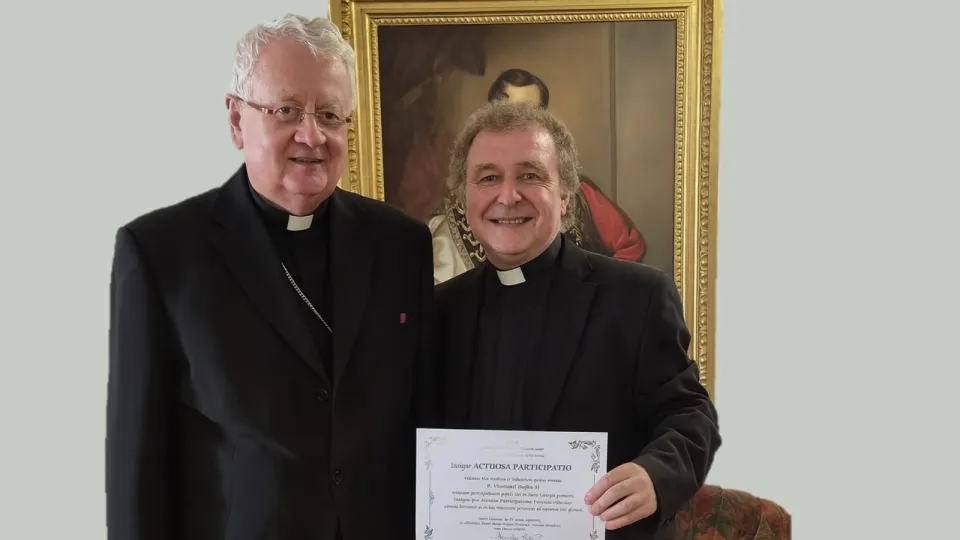 Vlastimil Dufka SJ preberá ocenenie liturgickej komisie