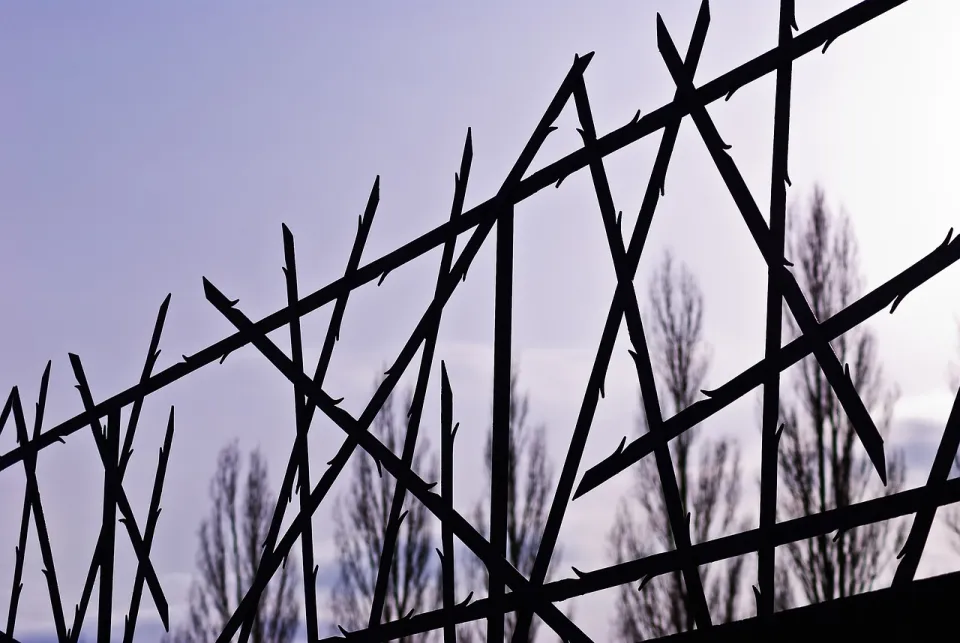 Ostnatý plot ako symbol prenasledovania počas holokaustu