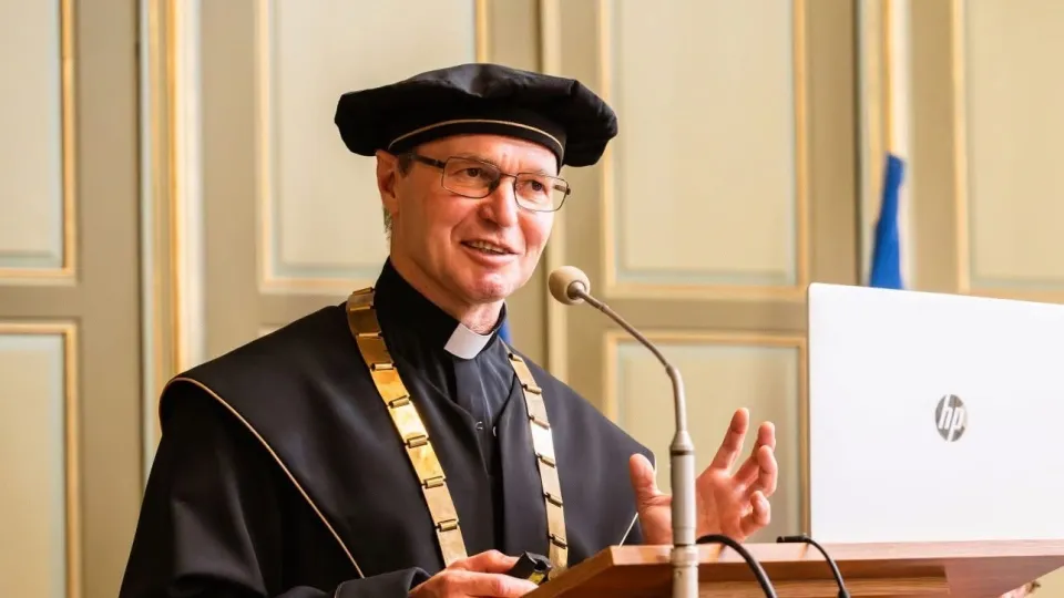 Prof. Peter Dubovský SJ pri udelení čestného titulu Doctor honoris causa