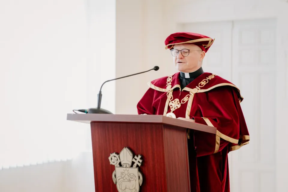 Rektor Miloš Lichner SJ počas inauguračného príhovoru