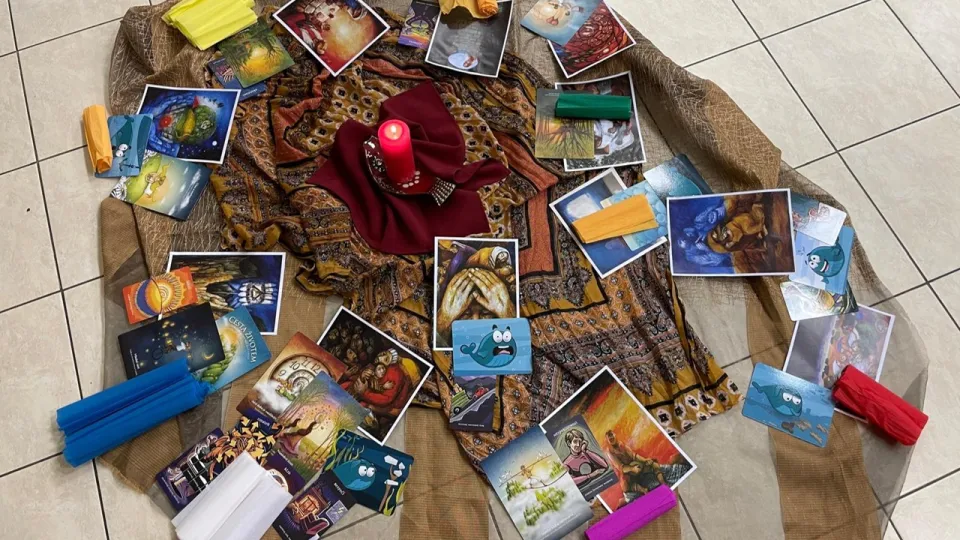 Obrazové karty a sviečka pripravené na terapeutický víkend