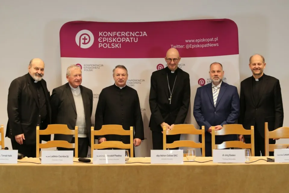 Ladislav Csontos SJ s účastníkmi konferencie vo Varšave