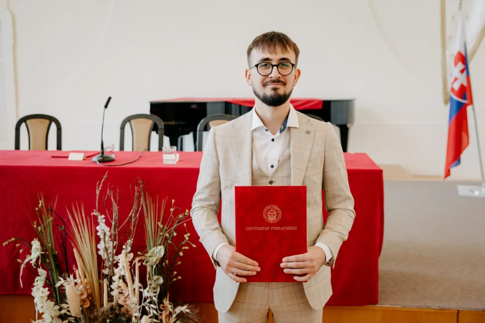 Študent fakulty s diplomom ambasádora pre kariéru v inštitúciách EÚ