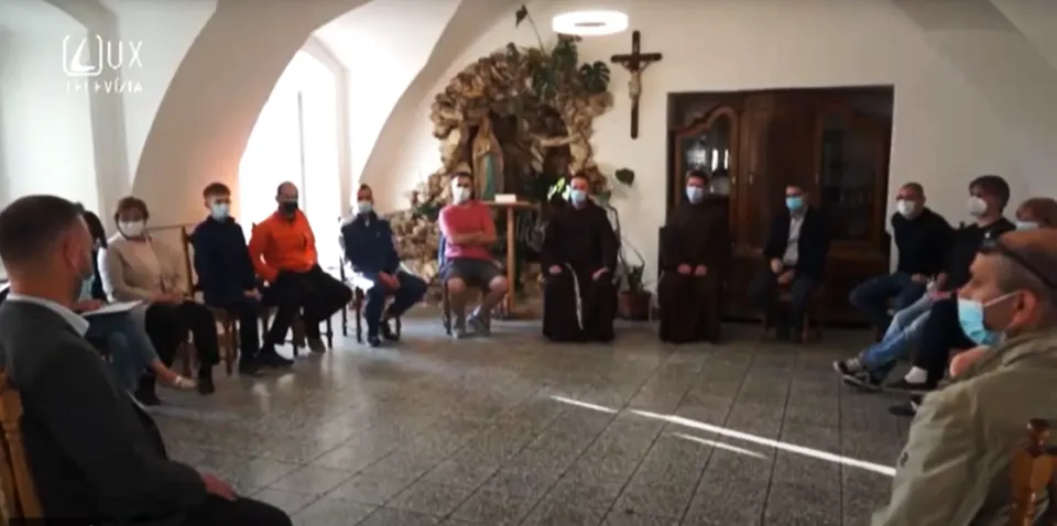 Účastníci diskusie o vede, spoločnosti a náboženstve v Trstenej