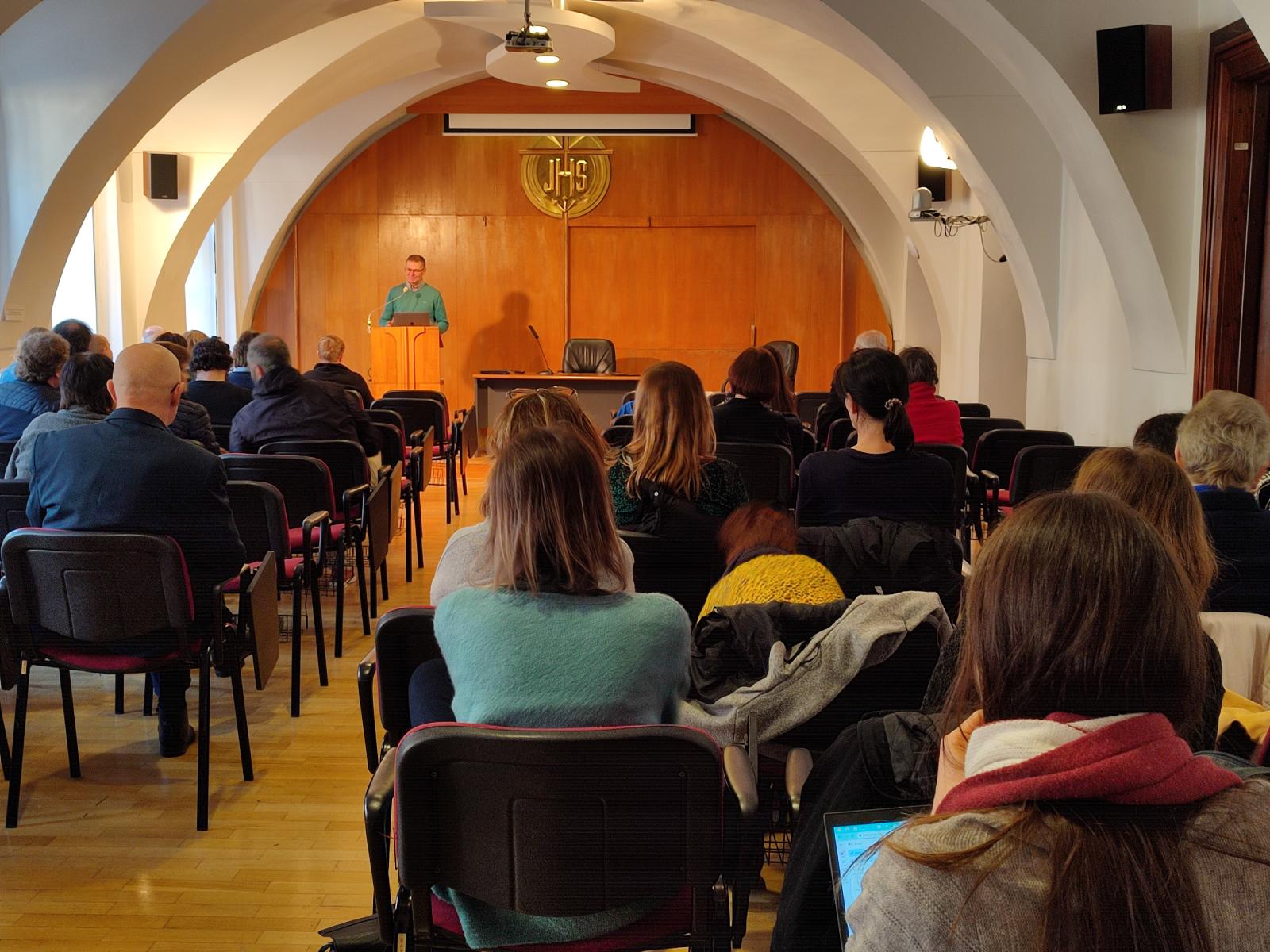 Odborná prednáška z biblických vied v aule fakulty