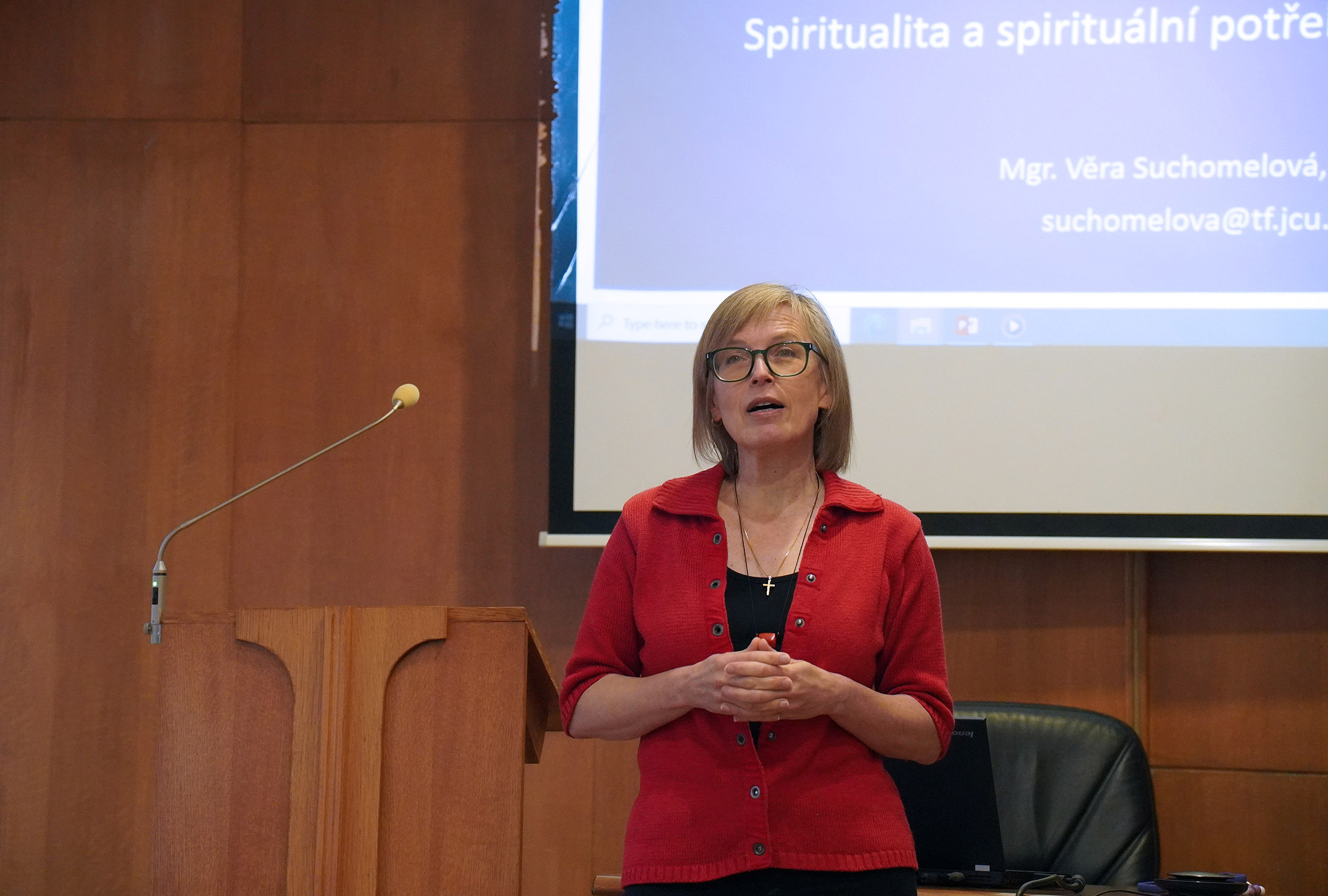 Věra Suchomelová počas prednášky o spirituálnych potrebách seniorov