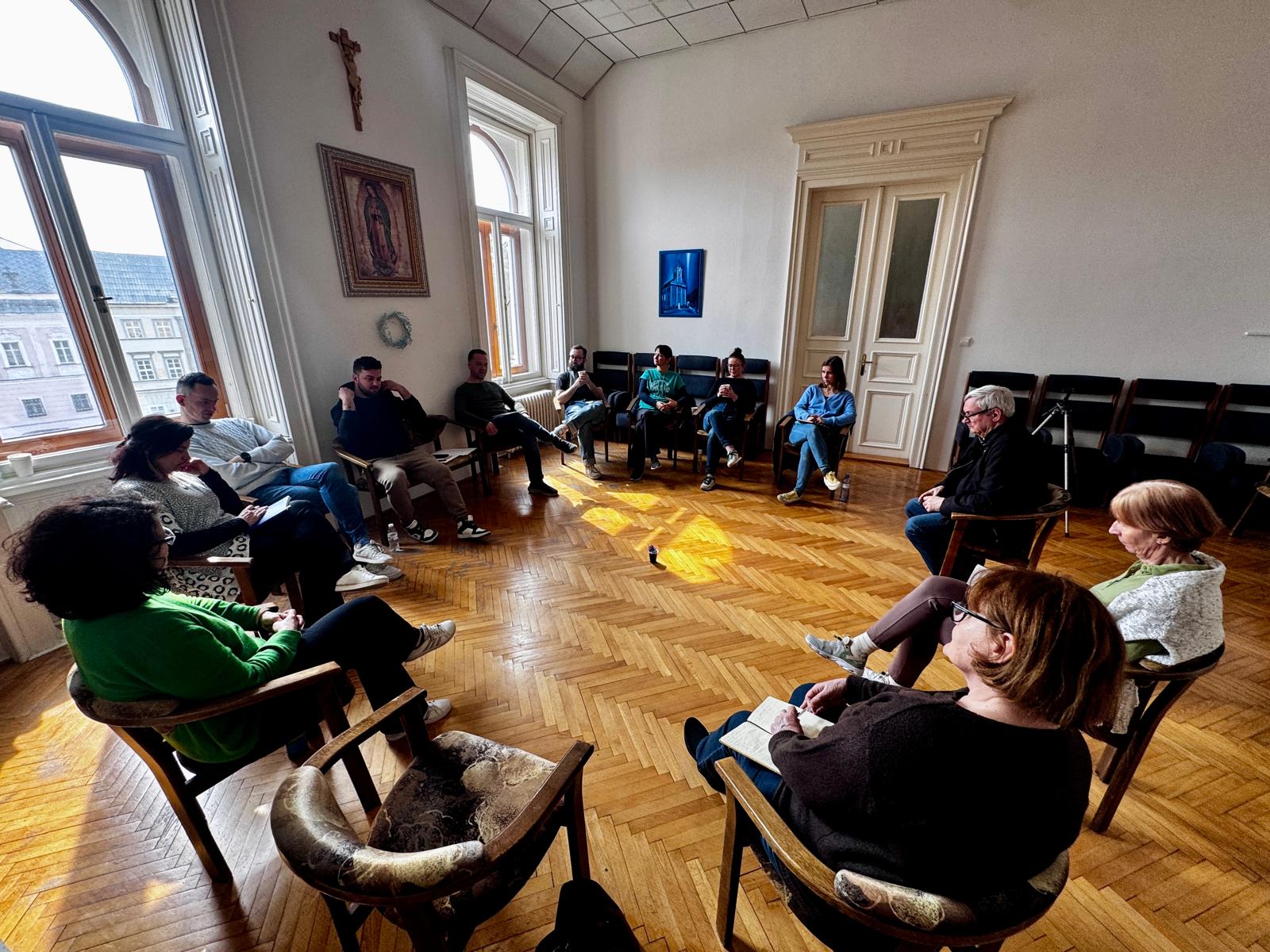 Účastníci seminára v kruhu počas spoločnej reflexie
