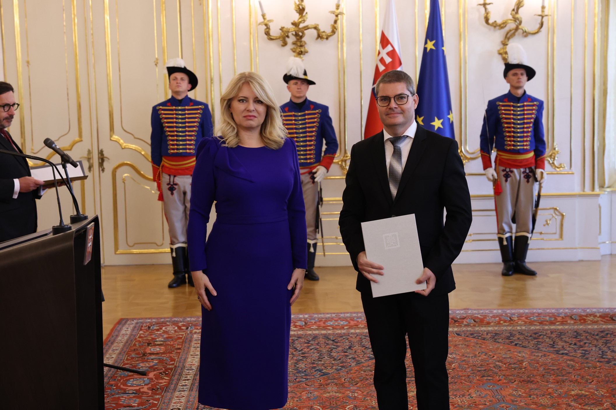 Prezidentka Zuzana Čaputová a prof. Miroslav Karaba pri vymenovaní za profesora