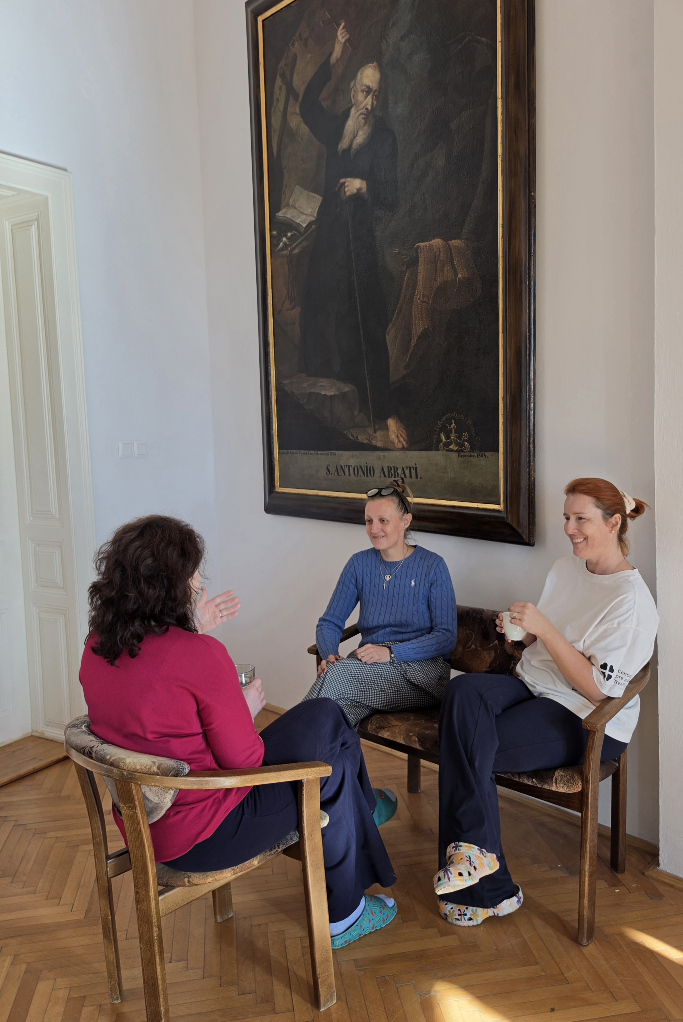 Študenti počas rozhovoru v trojici na formačnom víkende v Nitre.