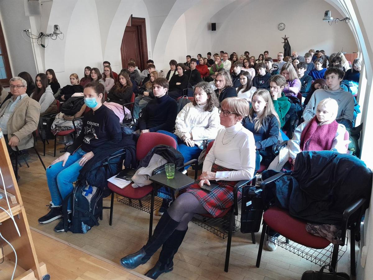 Gymnazisti počas spoločného programu na fakulte