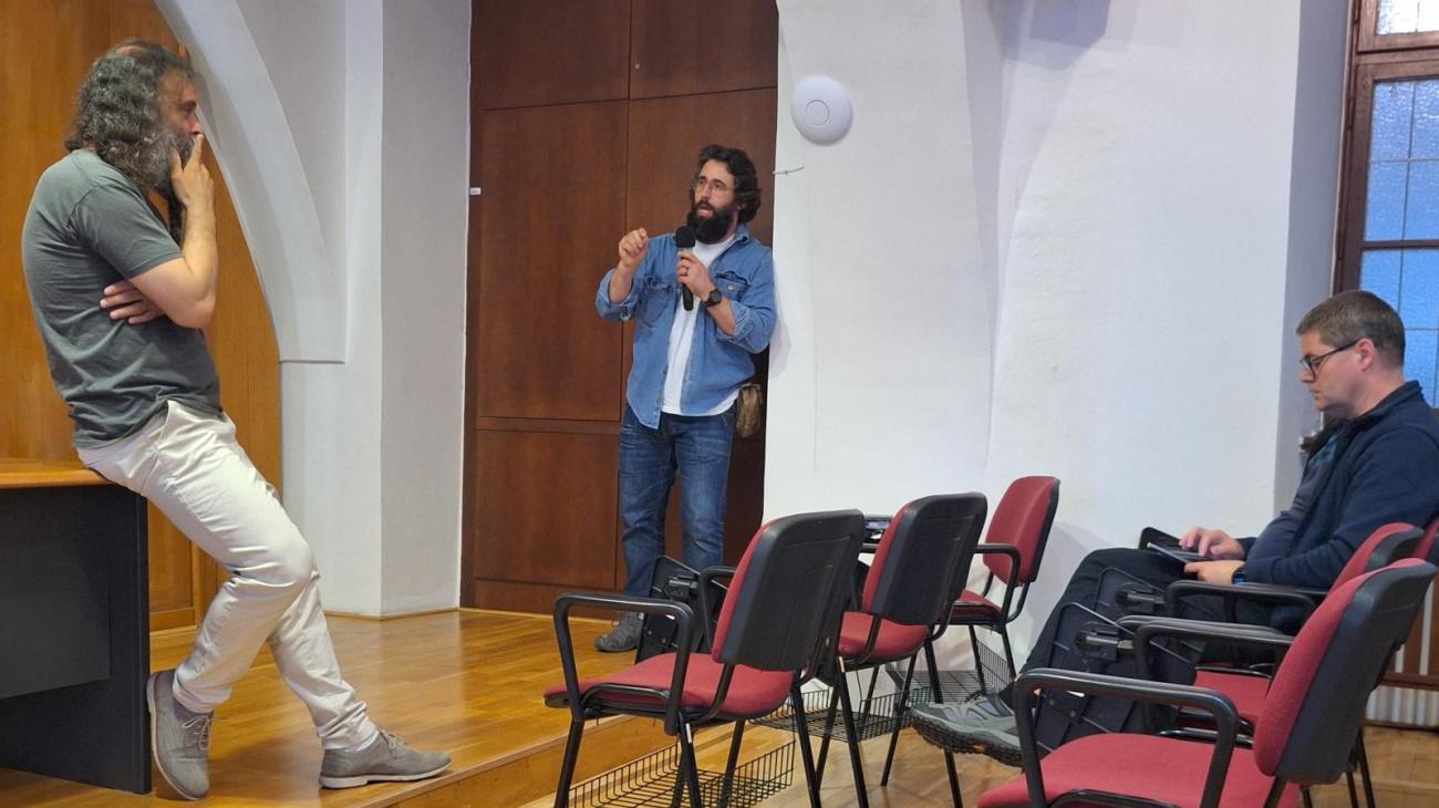 František Burda počas diskusie po verejnej prednáške