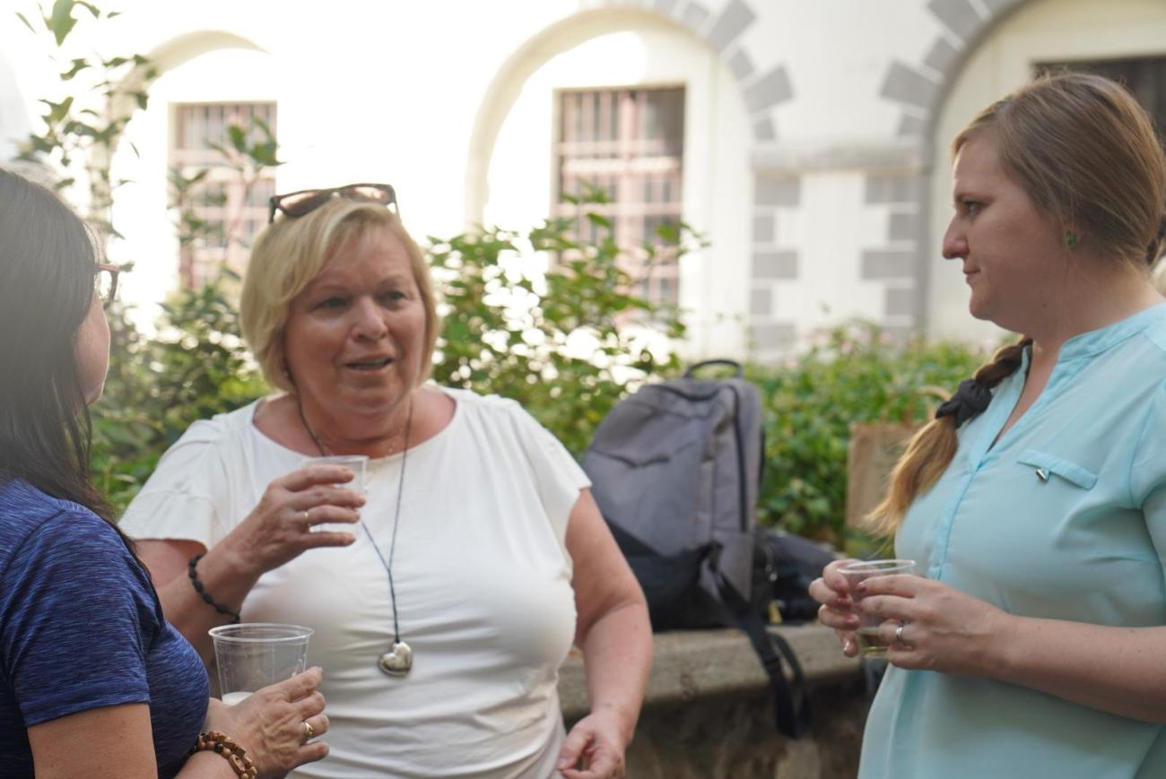 Stretnutie kolegov na nádvorí františkánskeho kláštora