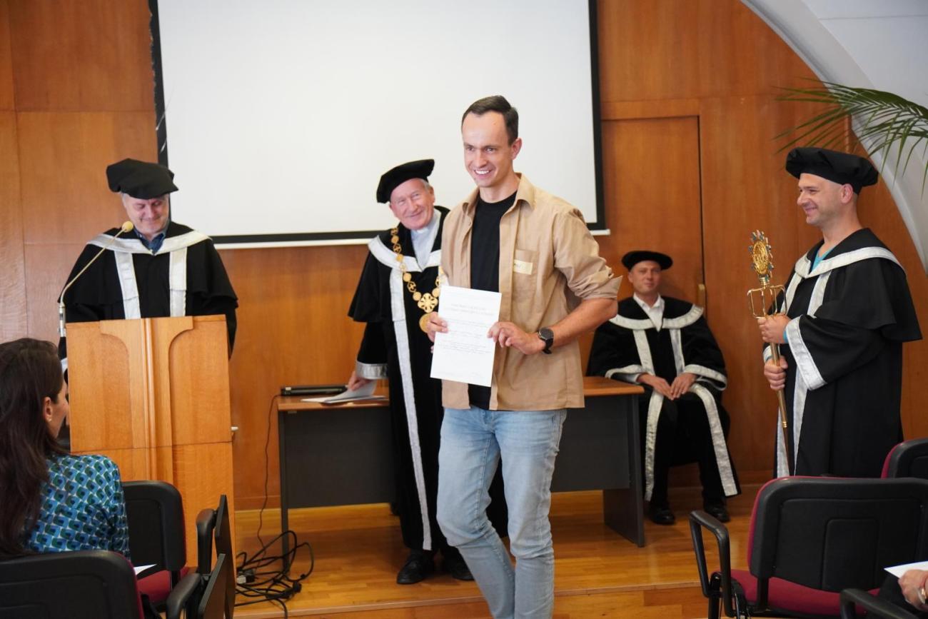 Prevzatie imatrikulačného listu novým študentom fakulty