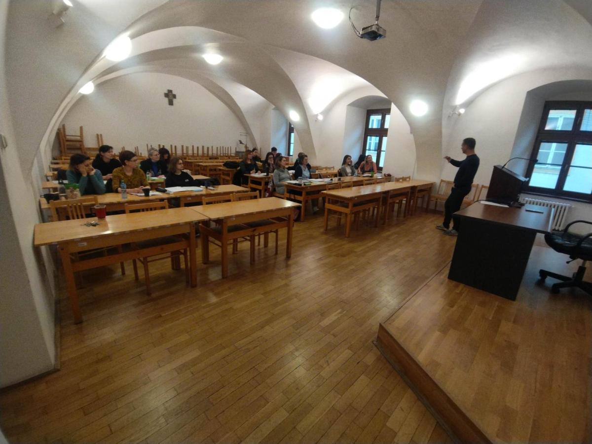 Návštevníci počas otvorenej prednášky v učebni fakulty