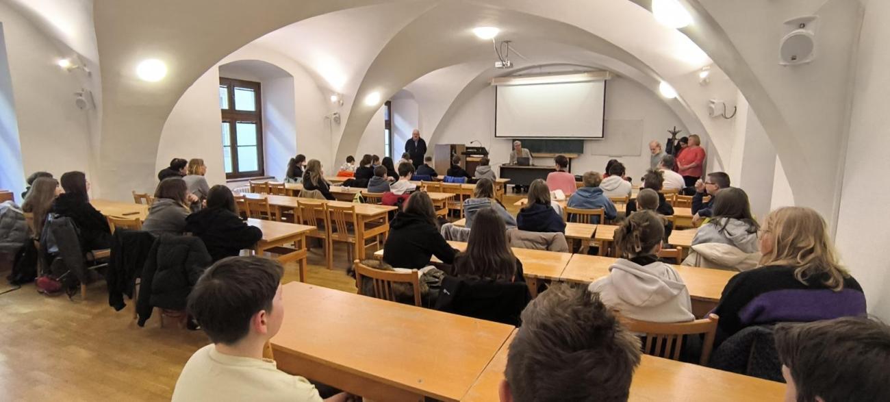 Stretnutie gymnazistov s pedagógmi v učebni fakulty