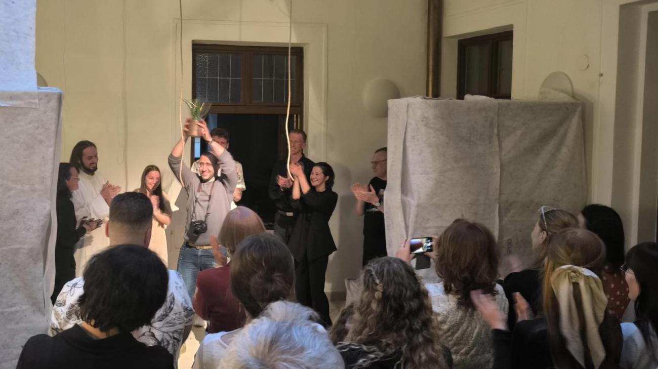 Poďakovanie účinkujúcim po premiére inscenácie