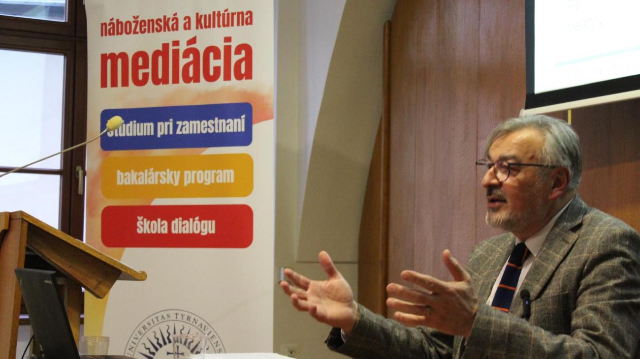 Pavel Mikluščák počas prednášky o medzináboženskom dialógu