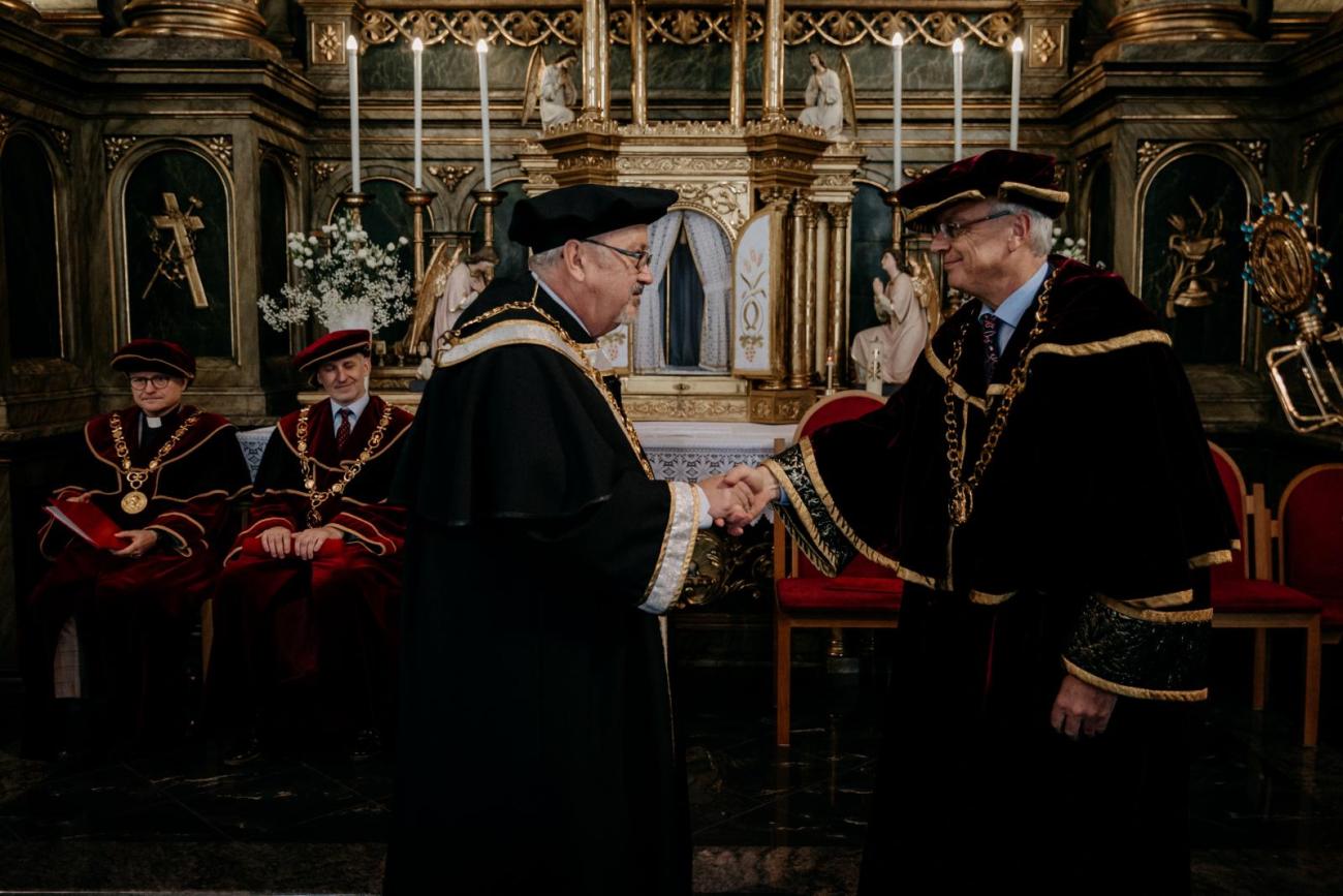 Blahoželanie novému dekanovi po slávnostnej inaugurácii