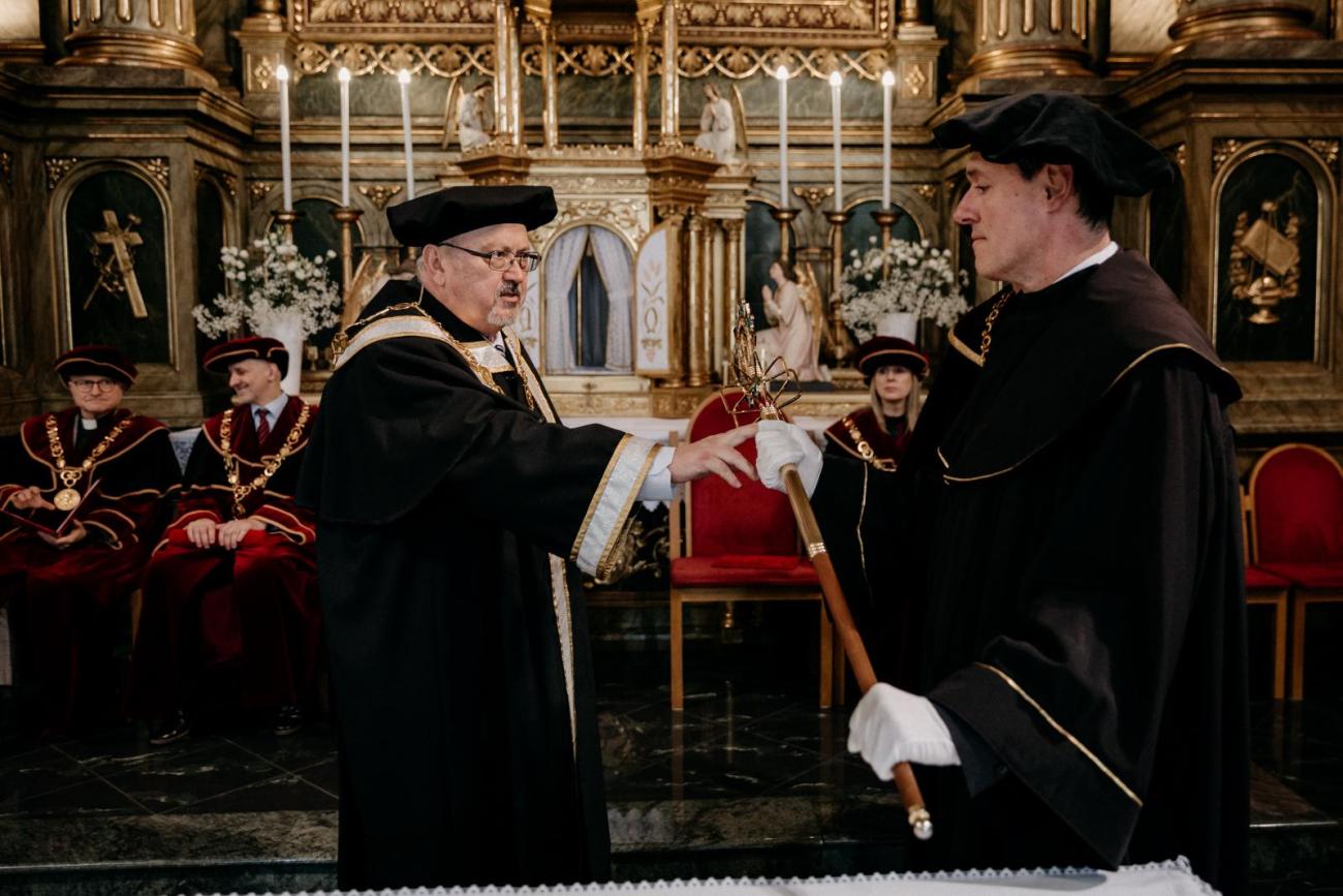 Odovzdanie fakultného žezla počas inauguračného obradu
