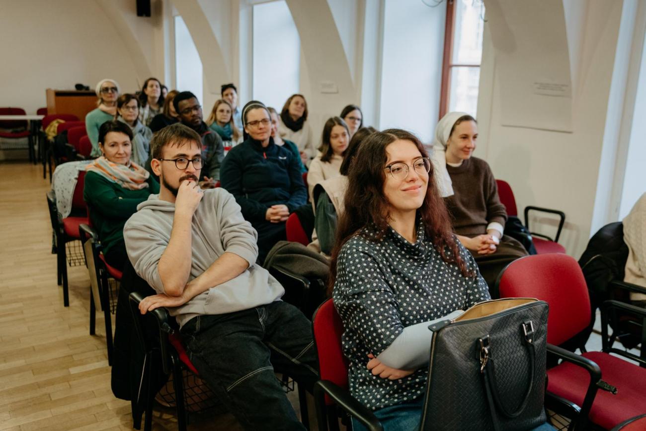Študenti a hostia počas medzináboženského dialógu o nádeji