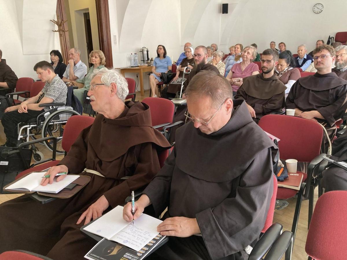 Františkáni medzi účastníkmi odborného sympózia
