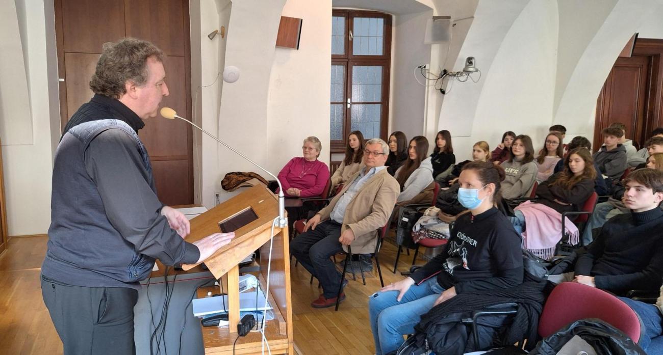 Hosťujúci pedagóg pred gymnazistami v aule