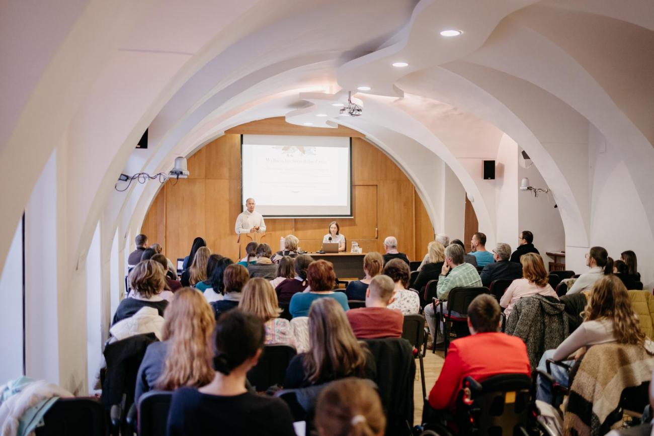 Pohľad do konferenčnej sály počas odborného príspevku