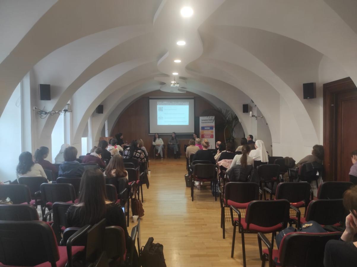 Pohľad do auly počas diskusie o counselingu