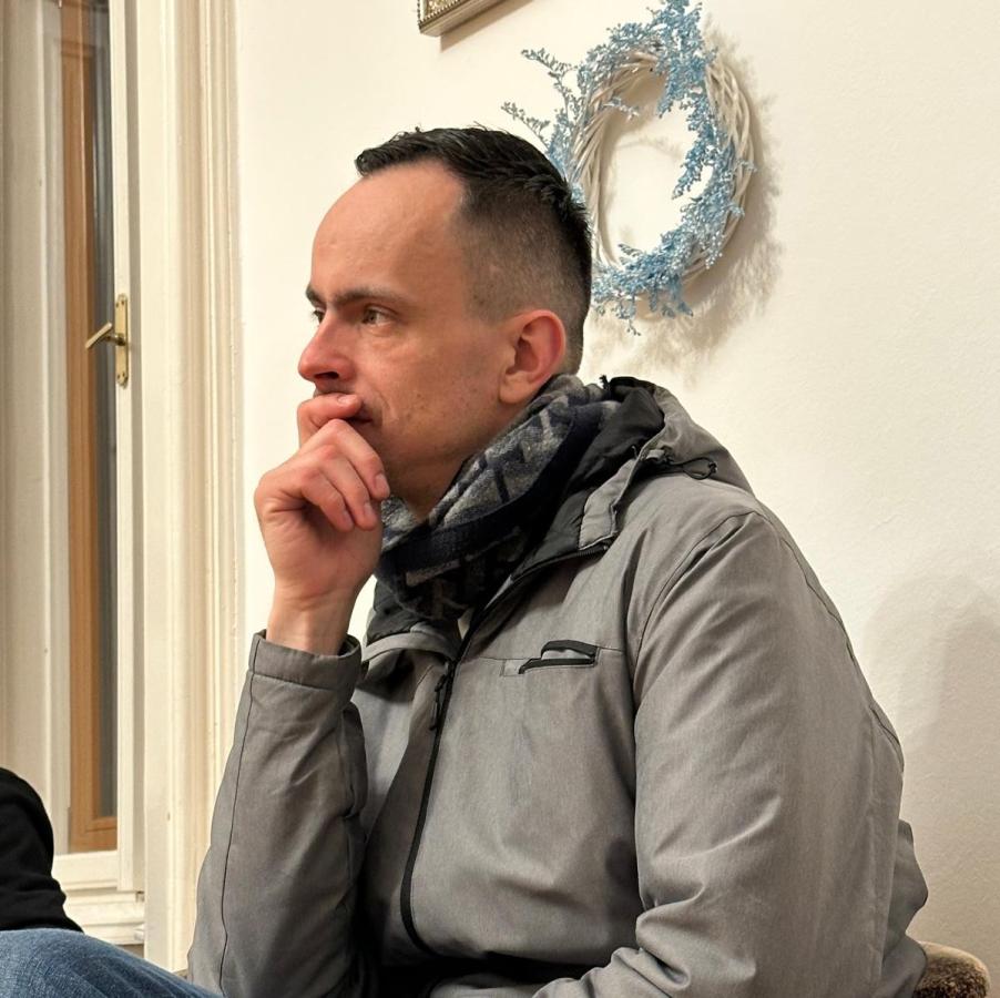 Účastník počúva diskusiu počas duchovného seminára