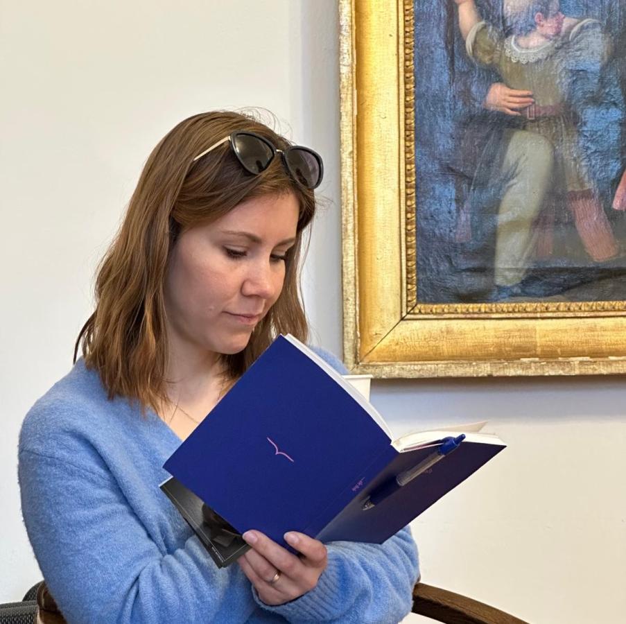 Účastníčka si zapisuje podnety počas seminára