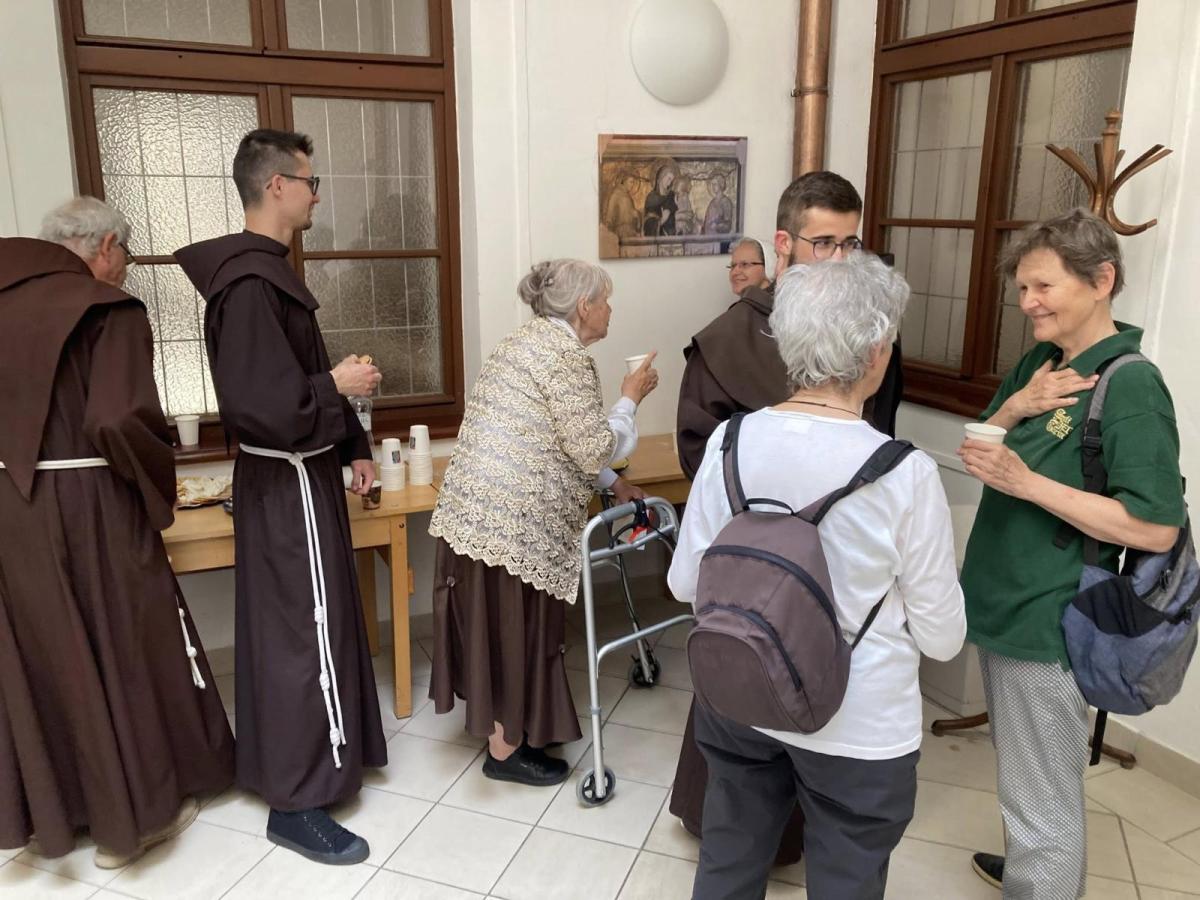 Neformálne stretnutie hostí a františkánov počas prestávky